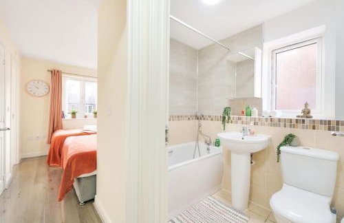 3 BR 5 Beds 3 Bath Private Garden Parking x2 Ideal for Family & Work Stays - Foto 13