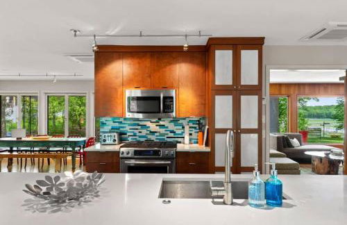 Mid Century Beauty with Huge Sunny Porch - Foto 11