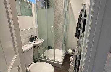 Stylish one bed apartment with off road parking - Photo 8