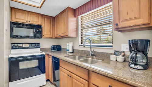 Walk From Lanai to Pool and More - Photo 4