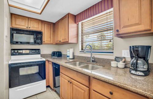 Walk From Lanai to Pool and More - Photo 4