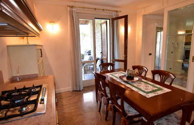 Luxurious Villa in Lombardy with Garden & Hot Tub - Photo 12