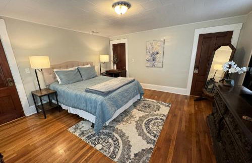 Large, Comfortable & Conveniently located Home - Foto 24