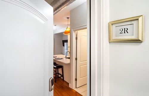 Jennifer's Chic 2nd Floor Apt Private Deck w Views - Photo 36