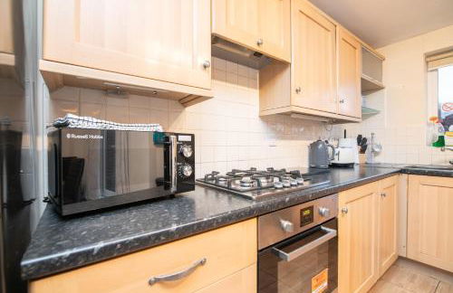 6 bed house with free secure parking & 3 bathrooms - Photo 2