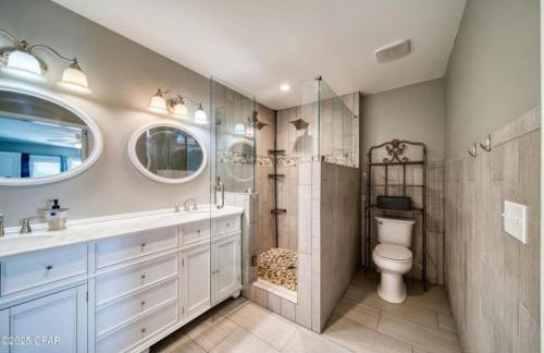 5 Mins from beach and has pool, hot tub, games, pet friendly - Foto 27