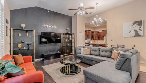 The Castle by the Lake with Pool and Balcony near Grandscape - Foto 5