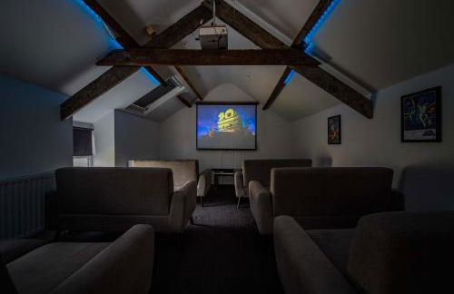 Snowdon House, 8 bedrooms, sleep 16, close to Blackrock Sand - Photo 5