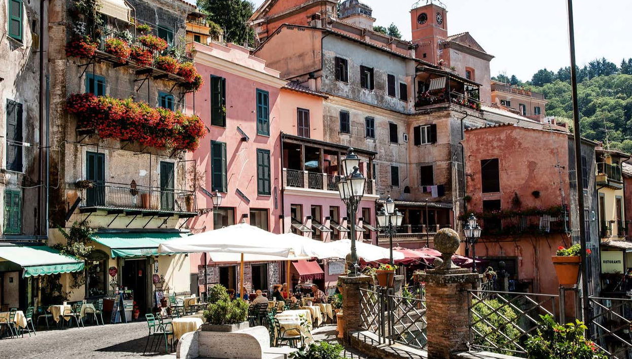 Recorriendo las calles de Nemi