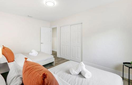 Charming 4BR Oasis with Saltwater Pool and Parking - Foto 10