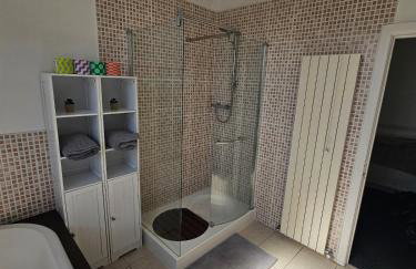 Spacious Bournemouth Home with BBQ, Outdoor Seating & large TV - Foto 11