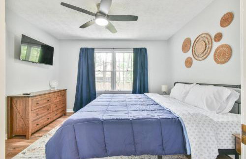 Cozy Home with Arcade, Ping Pong & Fenced Backyard - Foto 12