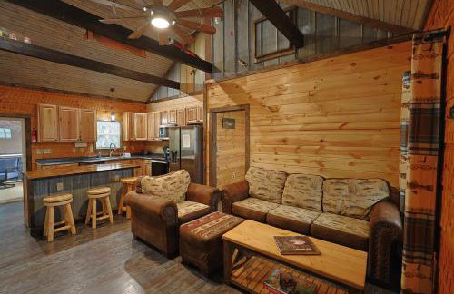 2BR Fishing Cabin w Fire Pit, Hot Tub, EV Charger - Foto 7