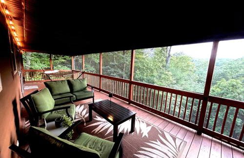 Peaceful Lake Lure Cabin, Hot Tub, Huge Screened Porch, Private Beach - Foto 4