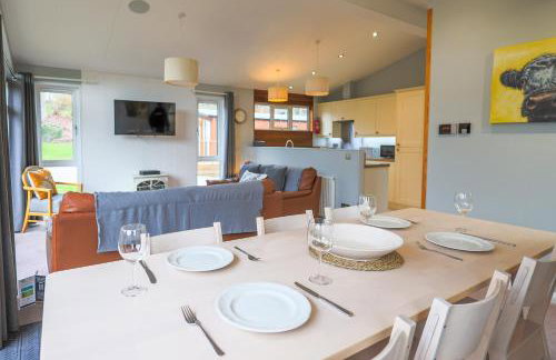 Spacious Oak Cabin with Hot Tub - Devon - Foto 6