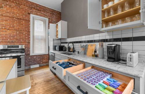 Allentown 5 BR House Free Parking No Chores! - Photo 11