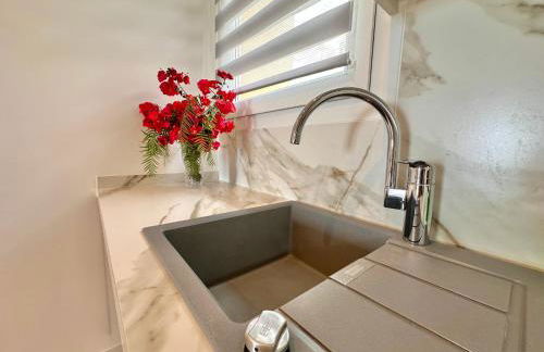 Sunshine Apartment with Sea Viev - Foto 25