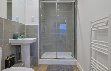 2-Bedroom Modern apt with Gym, roof terrace, Free Parking and 3 min walk to train st - Foto 17