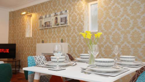 Hollybush Place By N And N Stays Ltd, Perfect for Contractors and Workers, Large Private Driveway for Work vans And Vehicles, Great Location and Fast Wifi - Foto 3