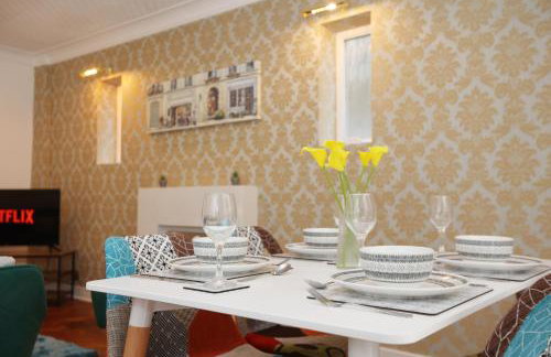 Hollybush Place By N And N Stays Ltd, Perfect for Contractors and Workers, Large Private Driveway for Work vans And Vehicles, Great Location and Fast Wifi - Foto 3