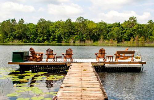 Spacious Cabin for a Group Getaway Overlooking Junior Lake in Florida - Foto 15