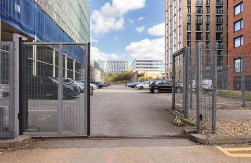 Sleek Apartment with Balcony - City Centre - Free Parking, Fast WiFi and 55'' Smart TV by Yoko Property - Foto 19