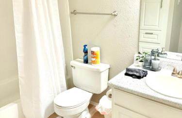 Central 1BR Retreat by Hospital and tollway - Photo 14