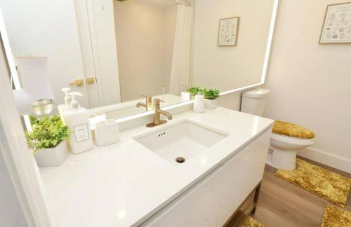 Luxury Oasis Getaway w/pool 15 mins from beach - Foto 19