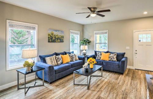 Modern Candler Home with Deck and Yard! - Foto 4