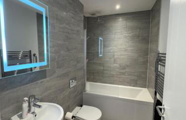 Central, modern and peaceful, lovely Cathedral views, two-bed apartment with 40" smart TV & free onsite parking - Foto 10