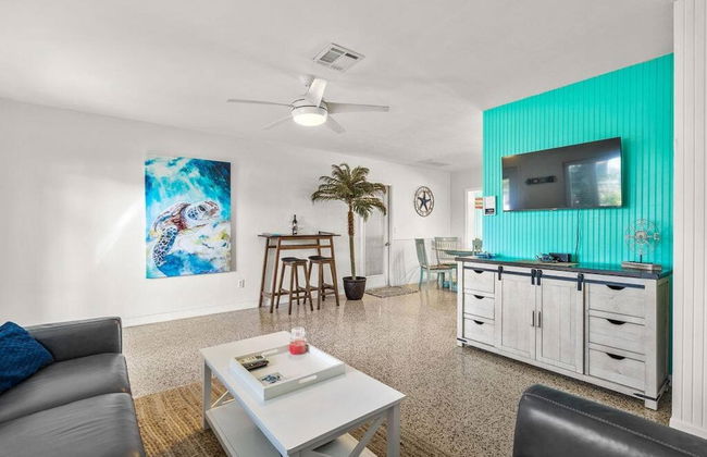 Home with Pool & Hot Tub Close to Beach - Foto 7