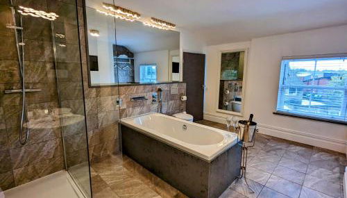 Robert Bolt House, Free Parking, 1 Minute to Metrolink - Photo 3, Shower