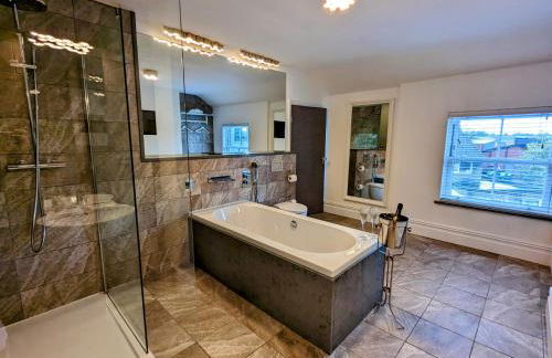 Robert Bolt House, Free Parking, 1 Minute to Metrolink - Photo 3