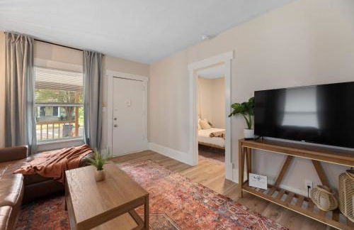 Beautiful 2 Bed 1 Bath home near College Hill - Photo 7