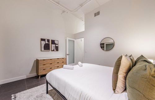 Downtown Escape - 2BR w Skyline Views & Hot Tub - Foto 13