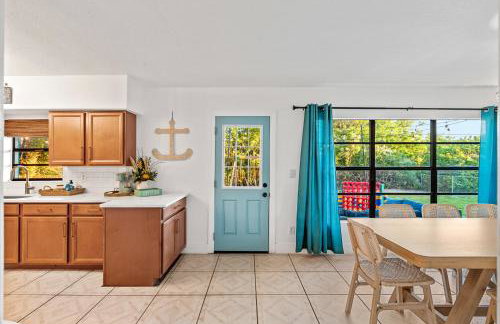 Surf Drive - Ultimate Beach Getaway for Families - Photo 22