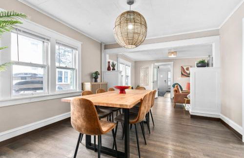 Roomy Central Hub, Games, Fire Pit & Downtown Fun - Foto 11