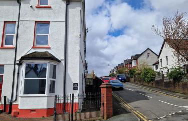 5 Bedroom semi detached home with off road parking - Photo 10