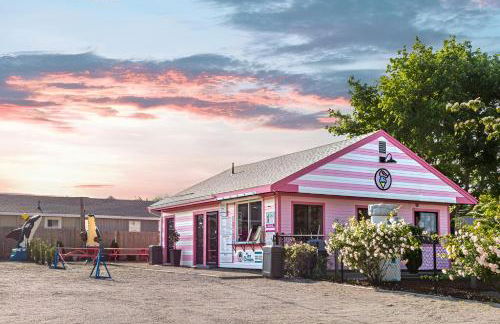 Renovated & Sophisticated Home Near Beach & Shops! - Photo 68