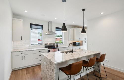 New Modern Townhome With Rooftop Patio 2 Bedroom Townhouse by RedAwning - Photo 5