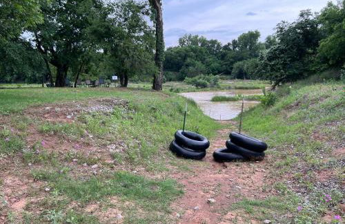 Hobbit Treehouse with waterfall on the Brazos River! 350 acres! Tubing! Petting zoo! - Foto 53