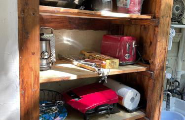 Rustic Mountaintop Cabin on small farm with WiFi - Foto 25