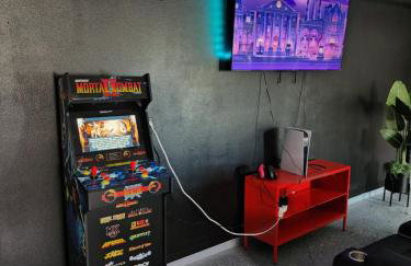 Lounge Area Office Fenced Yard Near It All - Photo 7