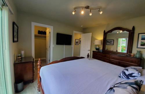 Sunkissed 3BR beach getaway - dog-friendly fenced yard, firepit, glimpse ocean views, near beach access, sleeps 8 - Foto 13