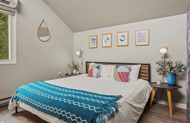 Inn the Poconos by Avantstay Private Lake Access Enclosed Hot Tub - Photo 22