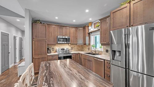 Lakeside Retreat with Hot Tub & Game Room home - Foto 4