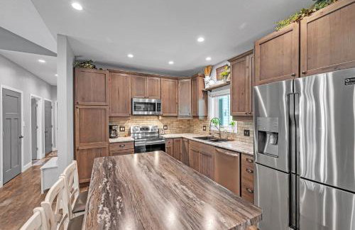 Lakeside Retreat with Hot Tub & Game Room home - Foto 4