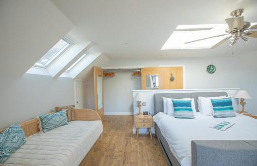 UPPER BEACH HOUSE - Photo 17