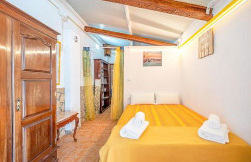 Eclectic oasis with poolside charm in Arranhó - Foto 17