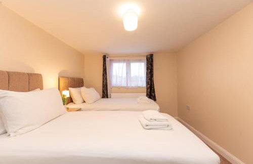 Spacious 4BR Home Walk to Station Parking - Pass the Keys - Foto 33